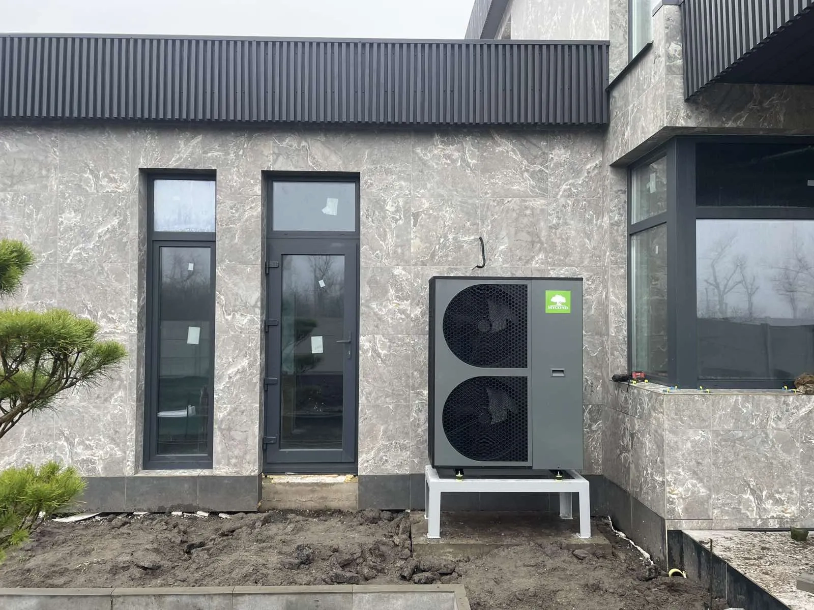 Zeitgenössisches Privathaus mit Mycond BeeThermic Monoblock-Wärmepumpe